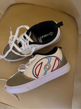 Heelys White, Olive & Black Kids Lace-Up Sneakers with Colorful Side Emblem